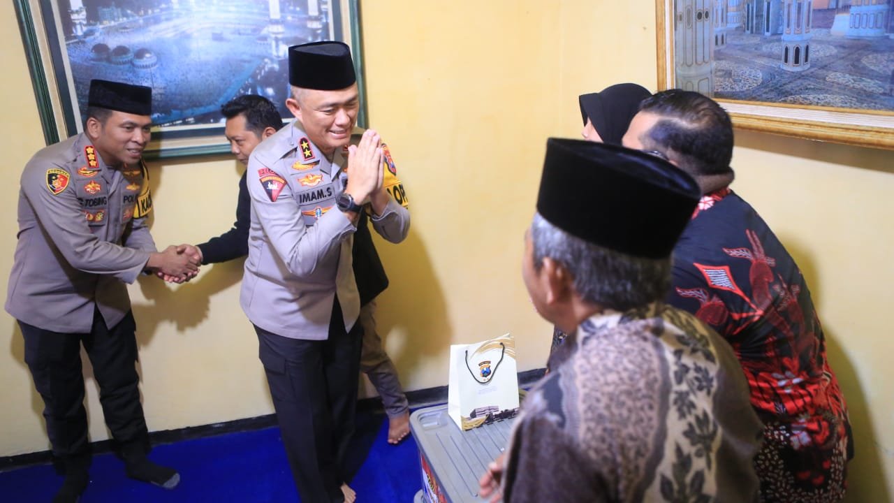 Kunjungan Kapolda Jatim yang juga didampingi Forkopimda Kabupaten Sidoarjo, Ketua KPU dan Bawaslu Sidoarjo kali ini untuk Takziah ke rumah duka Alm.Sutony dan memberikan santunan untuk keluarga yang ditinggalkannya.