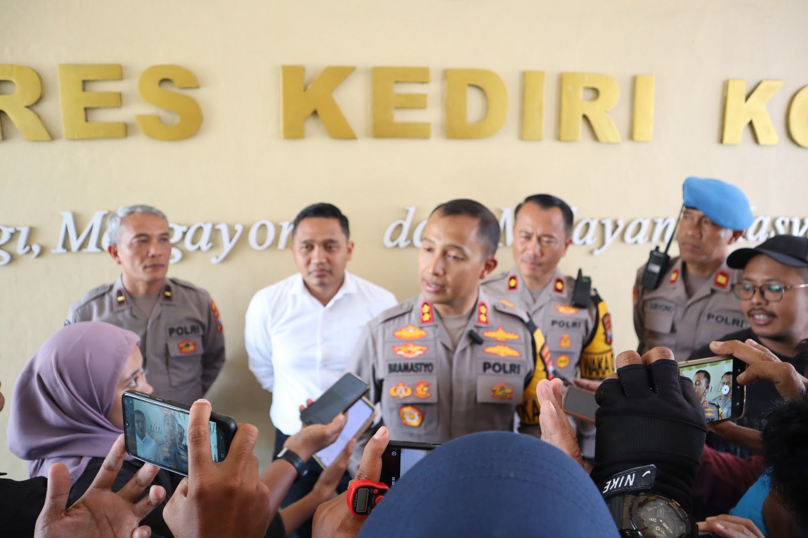 Polres Kediri Kota menetapkan empat orang jadi tersangka terkait kasus kasus penganiayaan yang menewaskan BM (14), salah satu santri di sebuah pondok pesantren di Kediri, Jawa Timur. Empat orang tersebut merupakan kakak kelas korban.