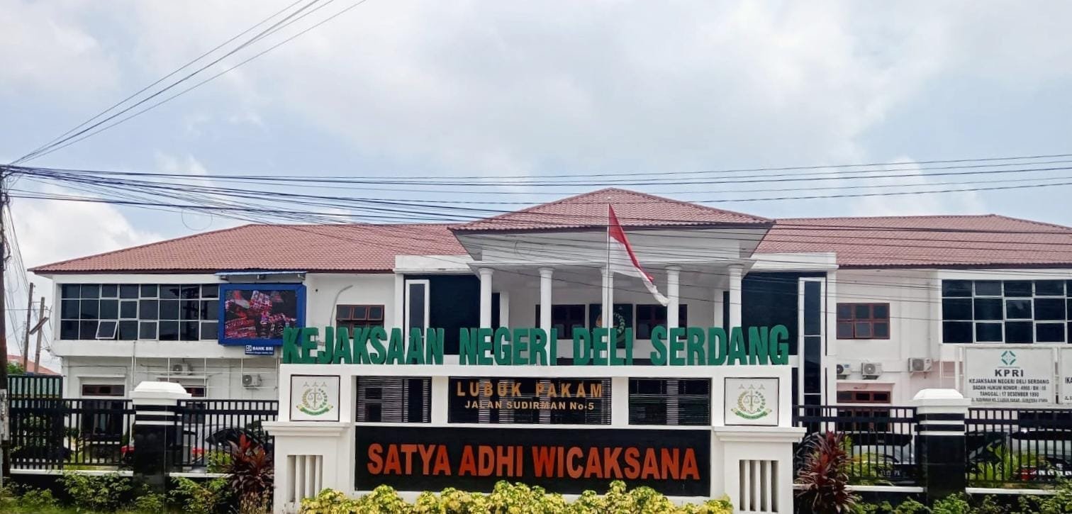 Kali ini bagaikan pepatah lawas, menepuk air di dulang terpercik wajah sendiri, Pekerjaan kotor Dr.Boyke Sihombing kini mulai terendus oleh Kejari di Kabupaten Deli Serdang. Pasalnya Kejaksaan Negeri Deli Serdang akhirnya resmi memanggil dan memeriksa sekretaris Badan Penanggulangan Bencana Daerah Deli Serdang (BPBD DS), Dr.Boyke Sihombing. Selasa(27/02/2024).