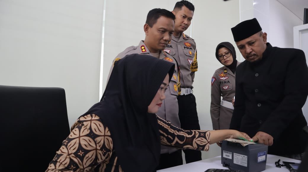 Untuk memastikan pelayanan publik berjalan sesuai prosedur, Kapolres Tuban AKBP Suryono, S.H., S.I.K., M.H., melakukan kunjungan ke kantor satuan penyelenggara administrasi SIM (Satpas) Tuban