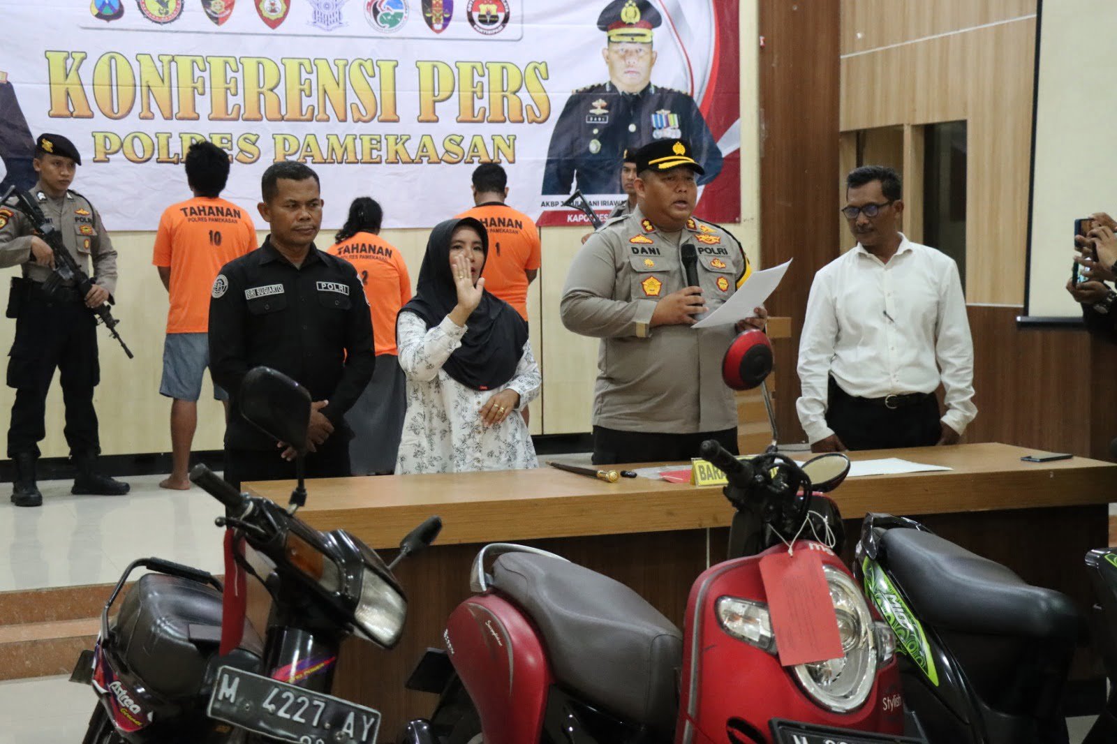 Polres Pamekasan, Madura menangkap pasangan suami istri ( Pasutri ) yang merupakan spesialis pencuri motor di wilayah setempat.