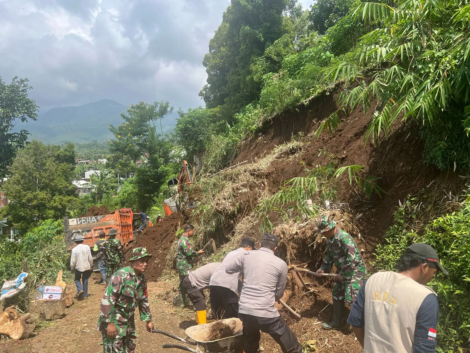 Buka Akses Jalan, Polres Malang Bersama TNI dan Warga Bersihkan Tanah Longsor di Wagir