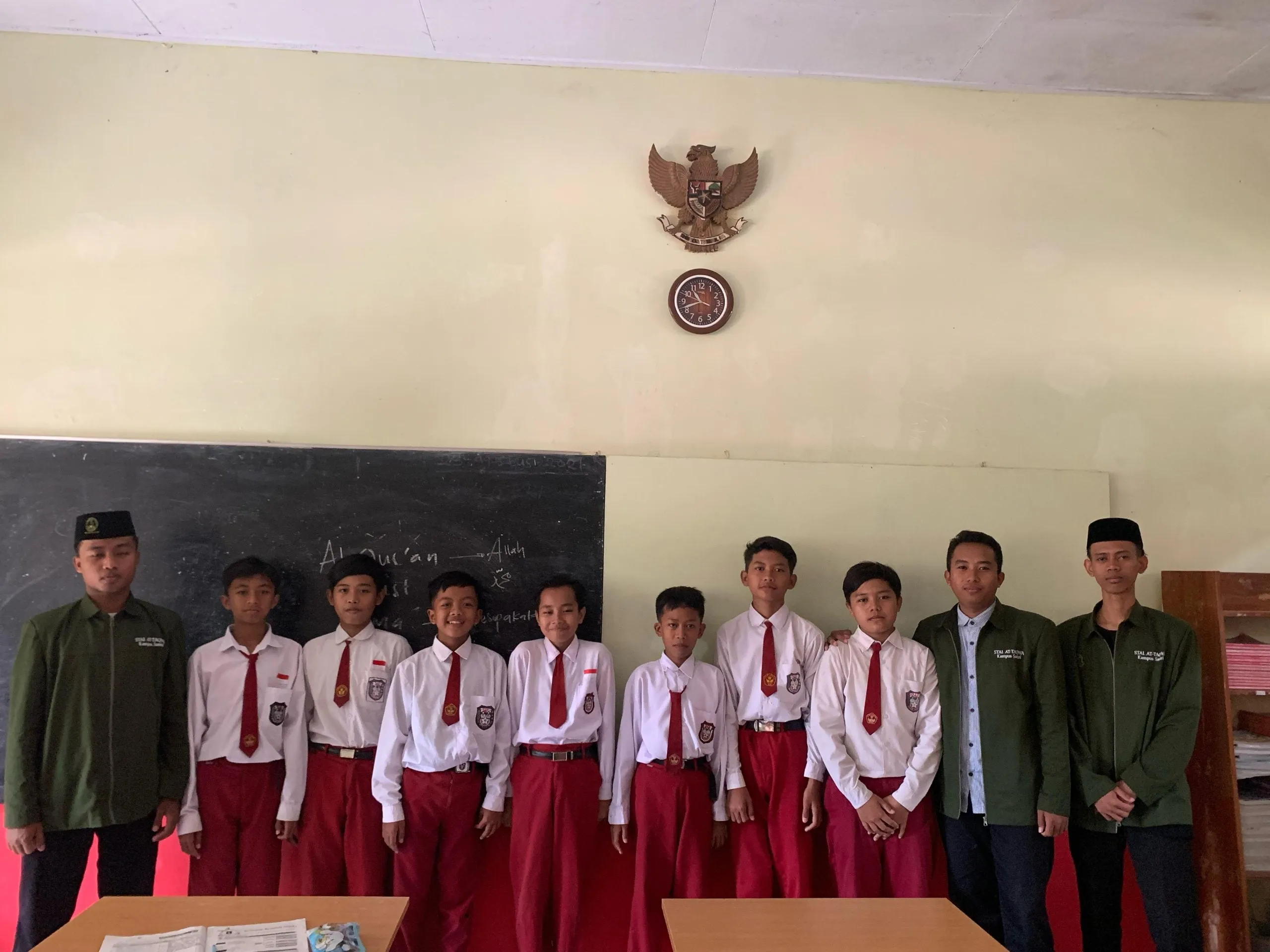 BEM IAI AT-TAQWA BERI PENGAJARAN AGAMA DAN UMUM BAGI ANAK SEKOLAH DASAR