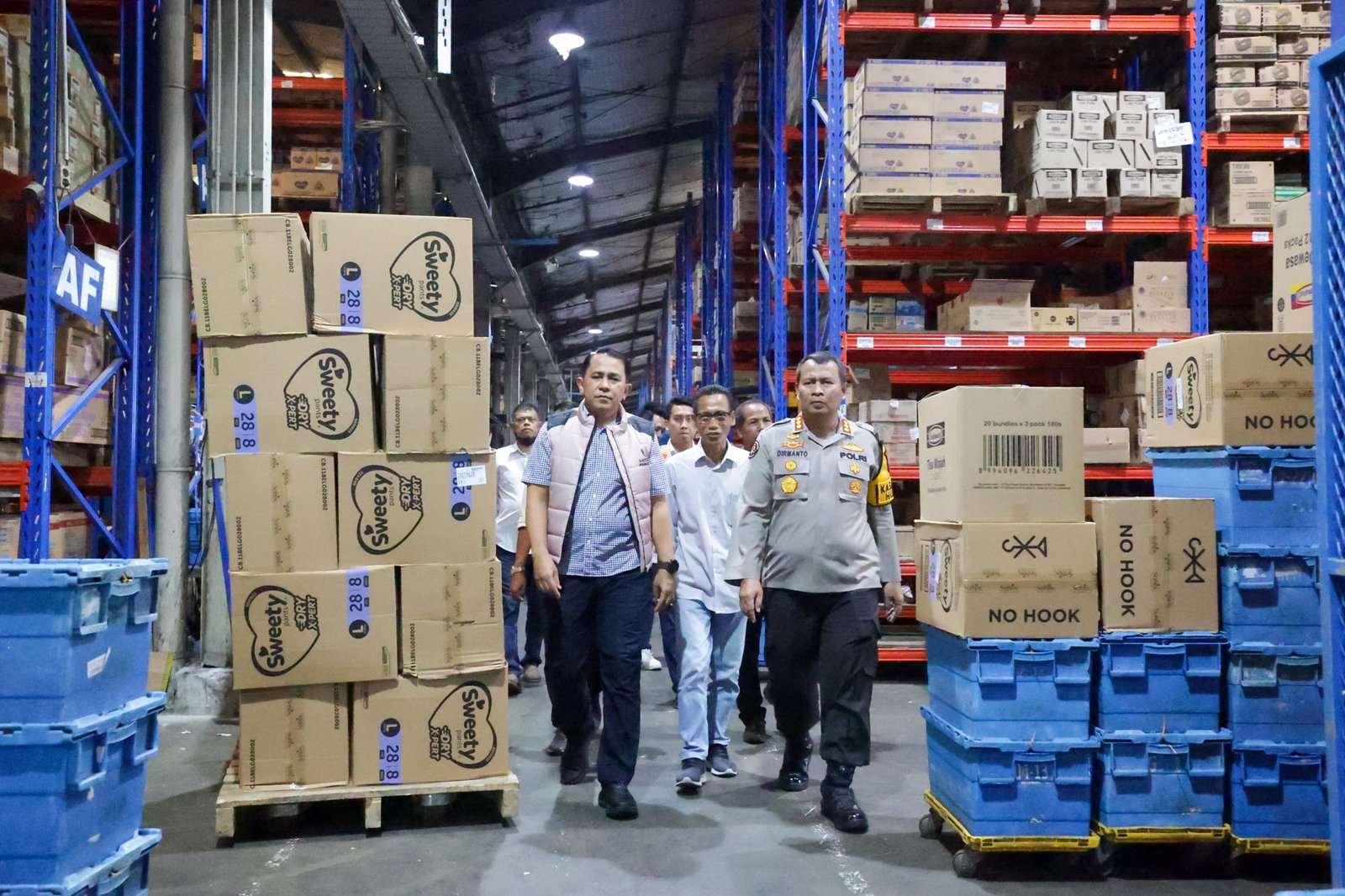 Menjelang Puasa Bulan Ramadhan dan Hari Raya Idul Fitri, Tim Satgas Pangan Bareskrim Mabes Polri melakukan inspeksi sejumlah pasar dan toko retail serta gudang Bulog di beberapa wilayah yang ada di Jawa Timur.