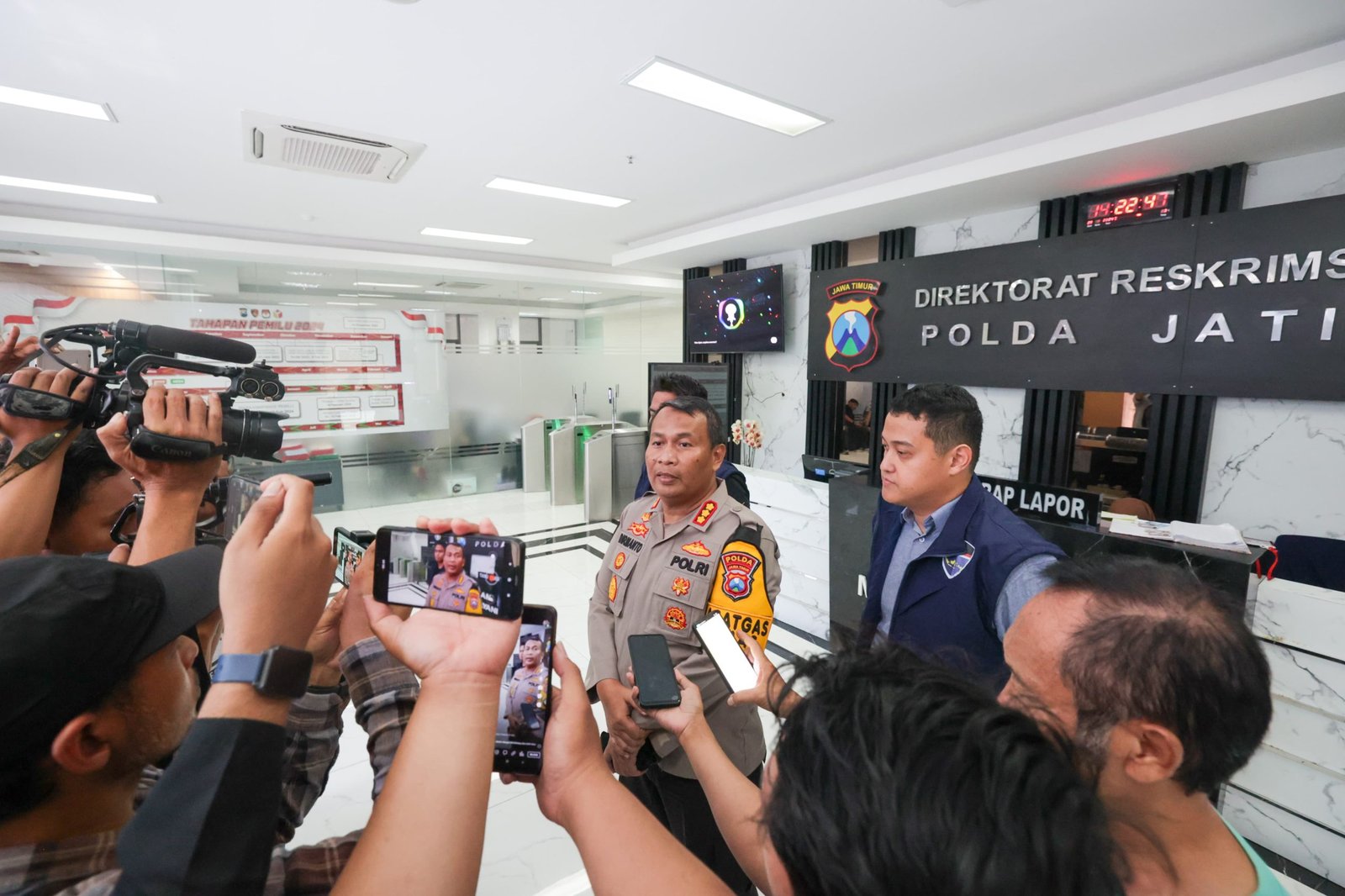 Samsudin, spiritualis yang terkenal kontroversi di media sosial Youtube dan juga konten kreator asal Blitar Jatim, menjalani pemeriksaan di Polda Jawa Timur.