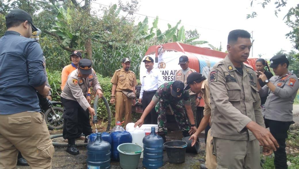 Polres Probolinggo Polda Jatim menggelar bhakti sosial (baksos) pendistribusian air bersih, di Desa Branggah, Lumbang, Kabupaten Probolinggo, Rabu (28/2/2024).