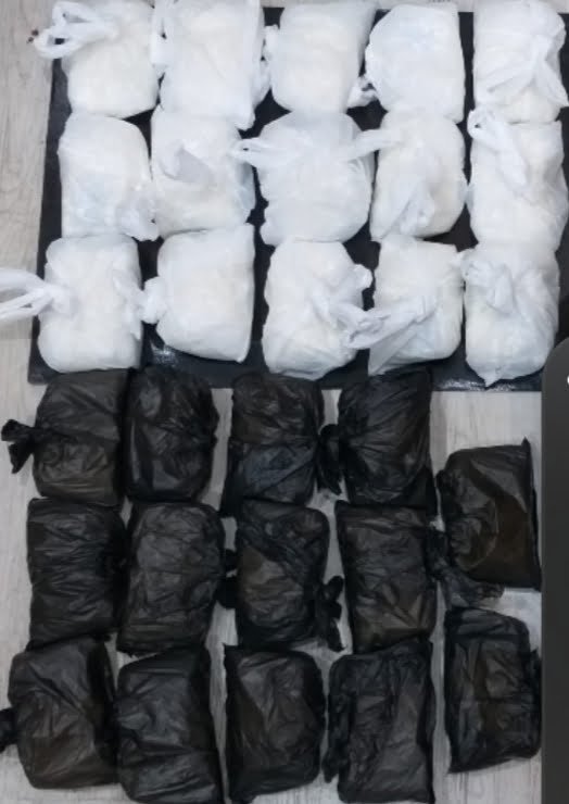 Satresnarkoba Polrestabes Surabaya berhasil menangkap seorang pengangguran yang kedapatan menyimpan Farmasi tanpa ijin edar jenis Pil “LL” di rumahnya.