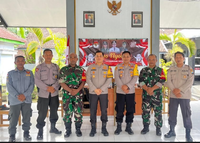 Kapolres Nganjuk Cek Kesiapsiagaan dan Kesehatan Petugas Pengamanan Kotak Suara di PPK