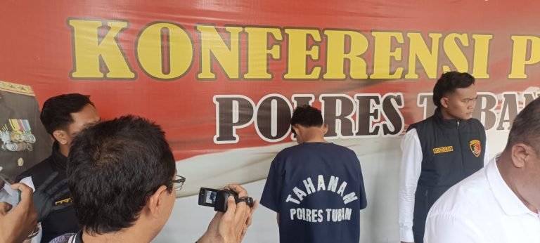 Sungguh bejat apa yang dilakukan oleh TE (27) warga kecamatan Palang ini, bagaimana tidak dia tega melakukan pencabulan dan persetubuhan terhadap keponakannya sendiri sebut saja bunga (16) hingga hamil dan melahirkan.