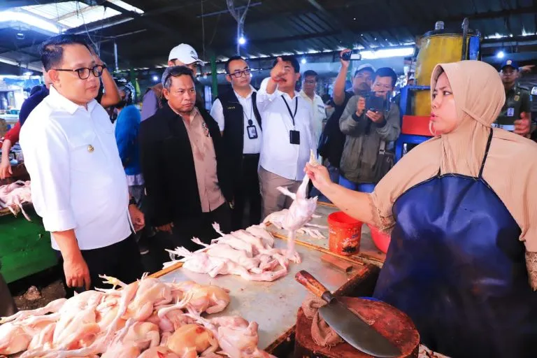 Lakukan Kunjungan Kerja Tinjau Gudang BULOG Sidoarjo dan Pasar Larangan.