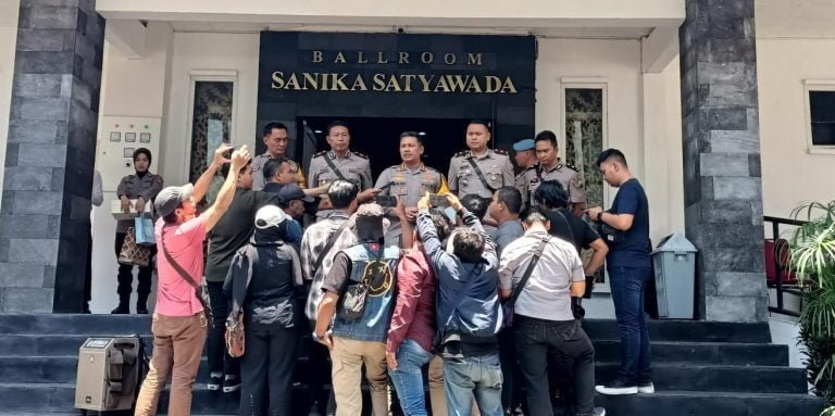 Kapolresta Malang Kota, Kombes. Pol. Budi Hermanto, S.I.K, M.Si. memimpin Serah Terima Jabatan (Sertijab) Kasat Reserse Narkoba (Resnarkoba) dan lantik Kapolsek Kedungkandang pada hari Senin (19/02).