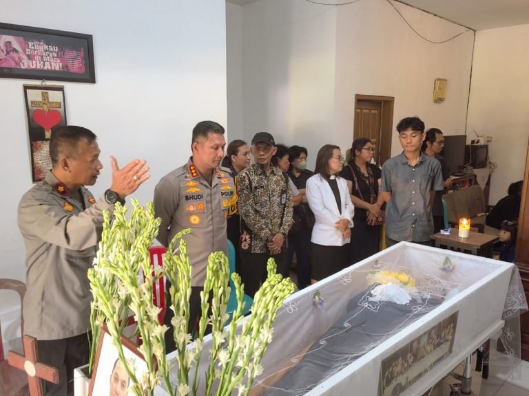 Kapolresta Malang Kota Kombes Pol Budi Hermanto S.I.K, M.Si didampingi Kapolsek Kapolsek Blimbing Kompol Partahan Octavianees Panjaitan melaksanakan takziah ke rumah duka Ketua KPPS TPS 20 Kelurahan Polehan, Sigit Widodo SH, di rumah duka Jl Puntodewo Raya, Kedung Kandang.