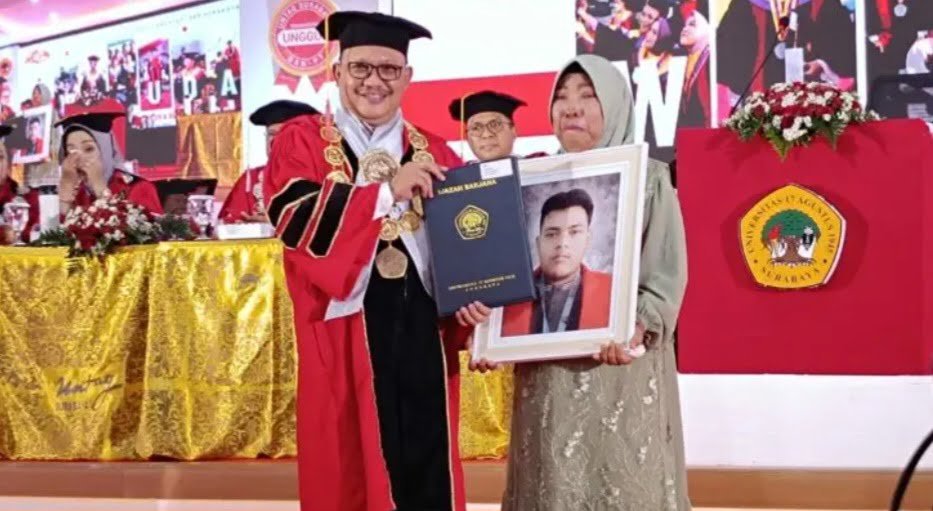 Acara wisuda ke-128 di Universitas 17 Agustus 1945 (Untag) Surabaya pada Sabtu 2 Maret 2024 diiringi dengan tangis, haru, bahagia seorang ibu yang menerima ijasah anaknya yang sudah meninggal dunia.