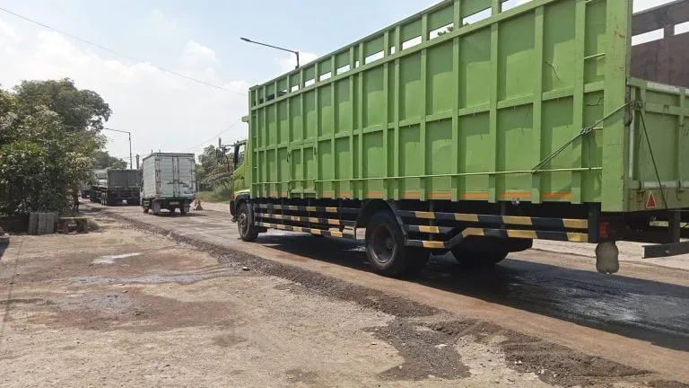 Pemkab Sidoarjo Mulai Perbaiki Jalan Rusak Prambon PT Paketin, Akan Diaspal dan Ditinggikan 20 Cm