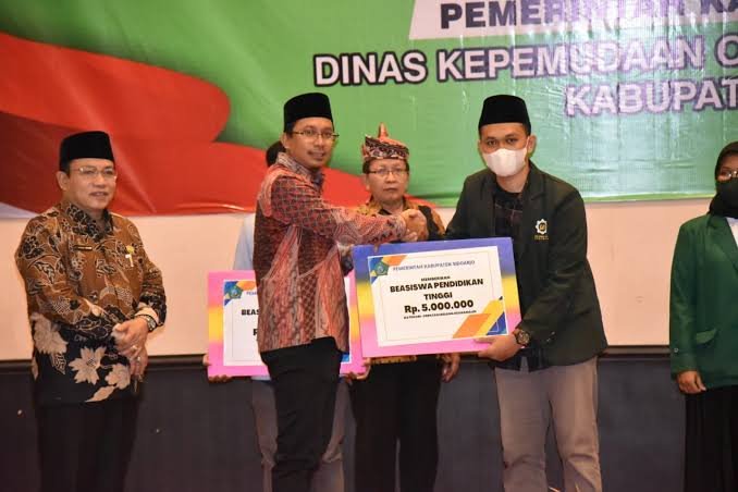 Kamis, (28/3/2024). Pemerintah Kabupaten Sidoarjo kembali membuka program beasiswa pendidikan tinggi dan beasiswa keagamaan dengan sasaran 2.000 penerima pada April 2024 nanti dengan jumlah anggaran yang dikucurkan sebesar Rp 5 juta per penerima. Program pemberian beasiswa ini merupakan 17 program Bupati dan Wakil Bupati Sidoarjo yang telah masuk dalam Rencana Pembangunan Jangka Menengah Daerah (RPJMD) hingga tahun 2026. Pendaftaran dibuka mulai 16 April hingga 15 Mei 2024.