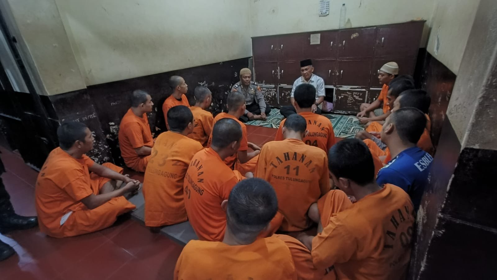 Para tahanan dari sejumlah kasus yang saat ini berada di rumah tahanan Polres Tulungagung mendapatkan bimbingan kerohanian oleh Polres Tulungagung.