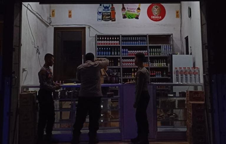 Menjelang bulan suci Ramadhan 1445 Hijriyah, Samapta Polres Situbondo Polda Jatim melaksanakan penertiban peredaran minuman keras (Miras).