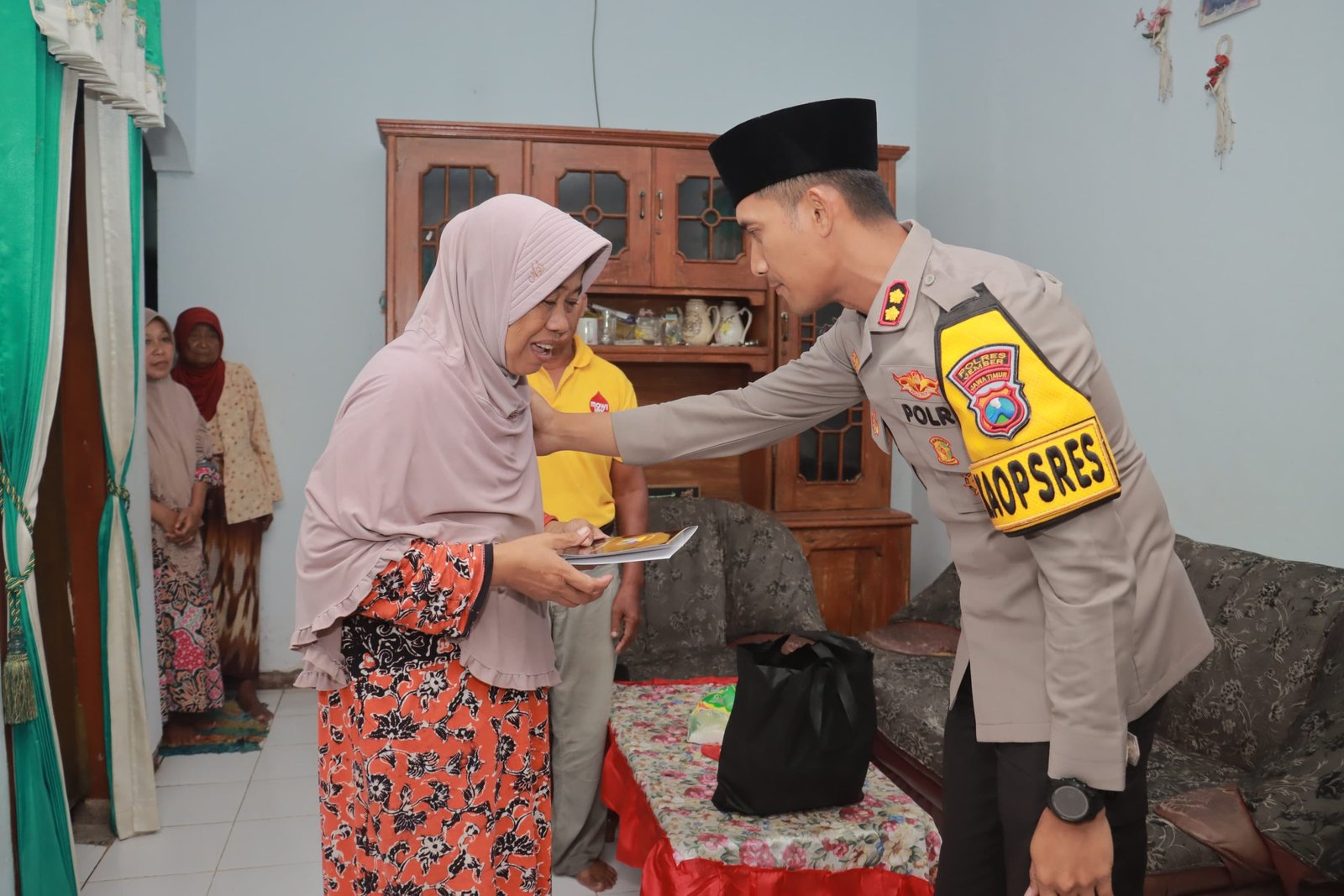 Kepala Kepolisian Resor (Kapolres) Jember, AKBP Bayu Pratama Gubunagi, bersama dengan sejumlah Pejabat Utama (PJU) Polres Jember, melakukan penyerahan santunan kepada ahli waris anggota Kelompok Penyelenggara Pemungutan Suara (KPPS).