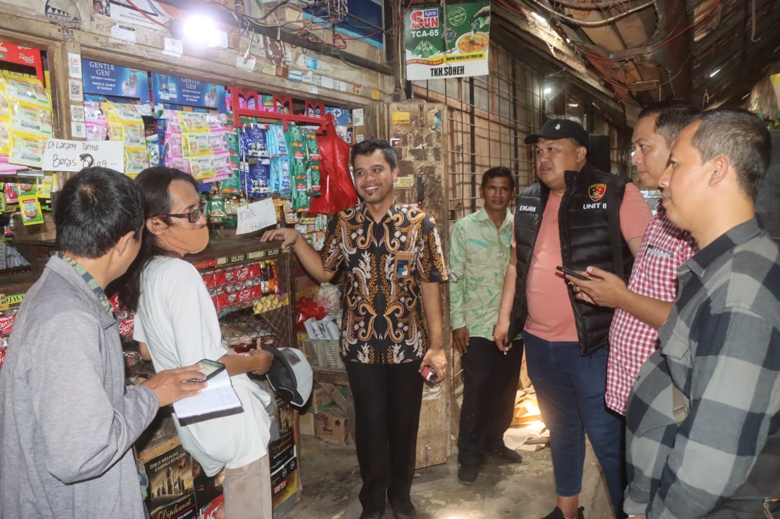 Jajaran Polres Probolinggo Polda Jawa Timur melakukan pengawasan dan pengecekan pasar di Kecamatan Dringu untuk memastikan harga sembako kembali stabil pasca Pemilu 2024 dan menjelang bulan suci Ramadhan 1445 Hijriyah.