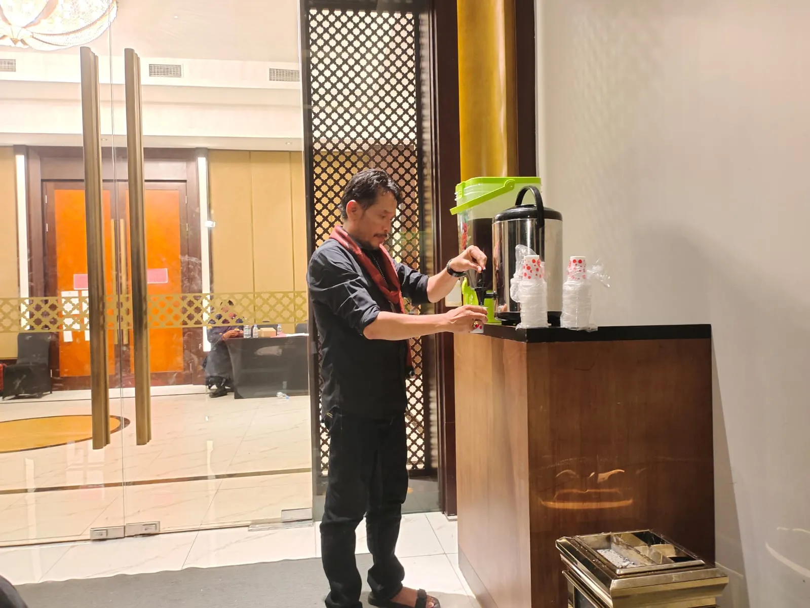 Dua Hari M.Yunus Wahyudi Berikan Bantuan Makan dan Minum Tamu Undangan KPU Doc.Hari purnomo