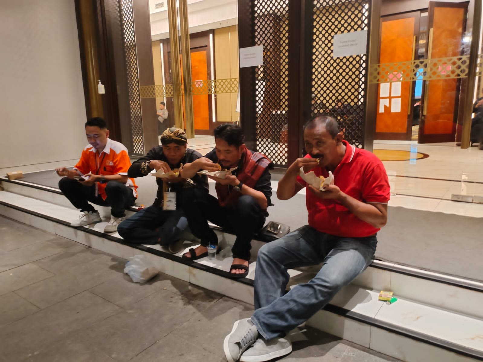 Dugaan anggaran puluhan milyaran rupiah KPU Banyuwangi ,Tamu undangan baik di dalam gedung penghitungan maupun di luar gedung merasa kehausan dan kelaparan,Melihat semua itu M.Yunus wahyudi sang harimau blambangan merasa empati dengan tamu undangan dari KPU