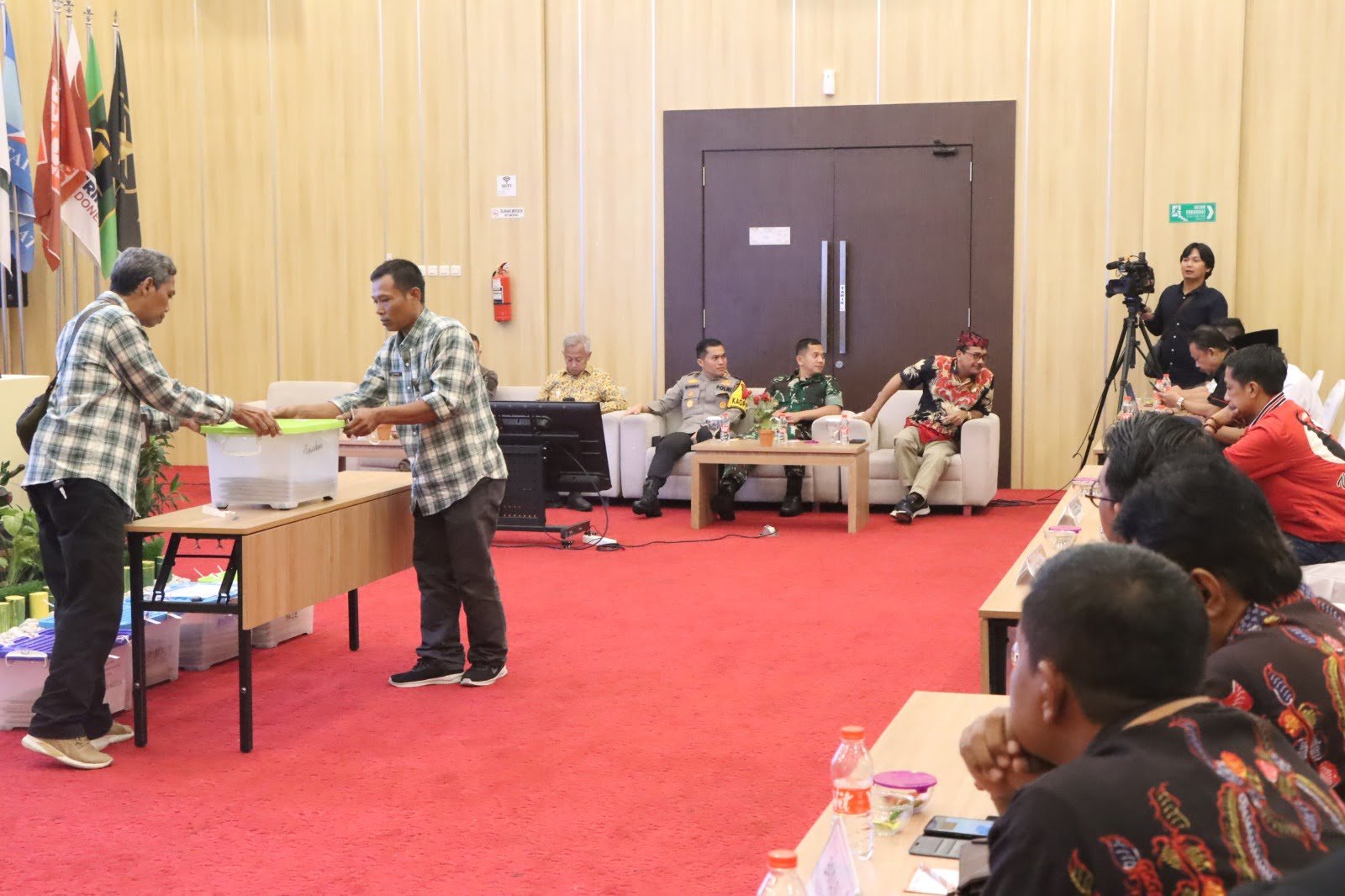 Kapolres Nganjuk, AKBP Muhammad S.H.,S.I.K., M.Si., didampingi Pejabat Utama (PJU) menghadiri Rapat Pleno Rekapitulasi Hasil Penghitungan Suara Tingkat Kabupaten dalam Pemilihan Umum Tahun 2024 yang diselenggarakan oleh KPU Kabupaten Nganjuk di Hotel Front One Jalan Bengawan Solo, Begadung Timur, Begadung, Kabupaten Nganjuk Kamis (29/02/2024).