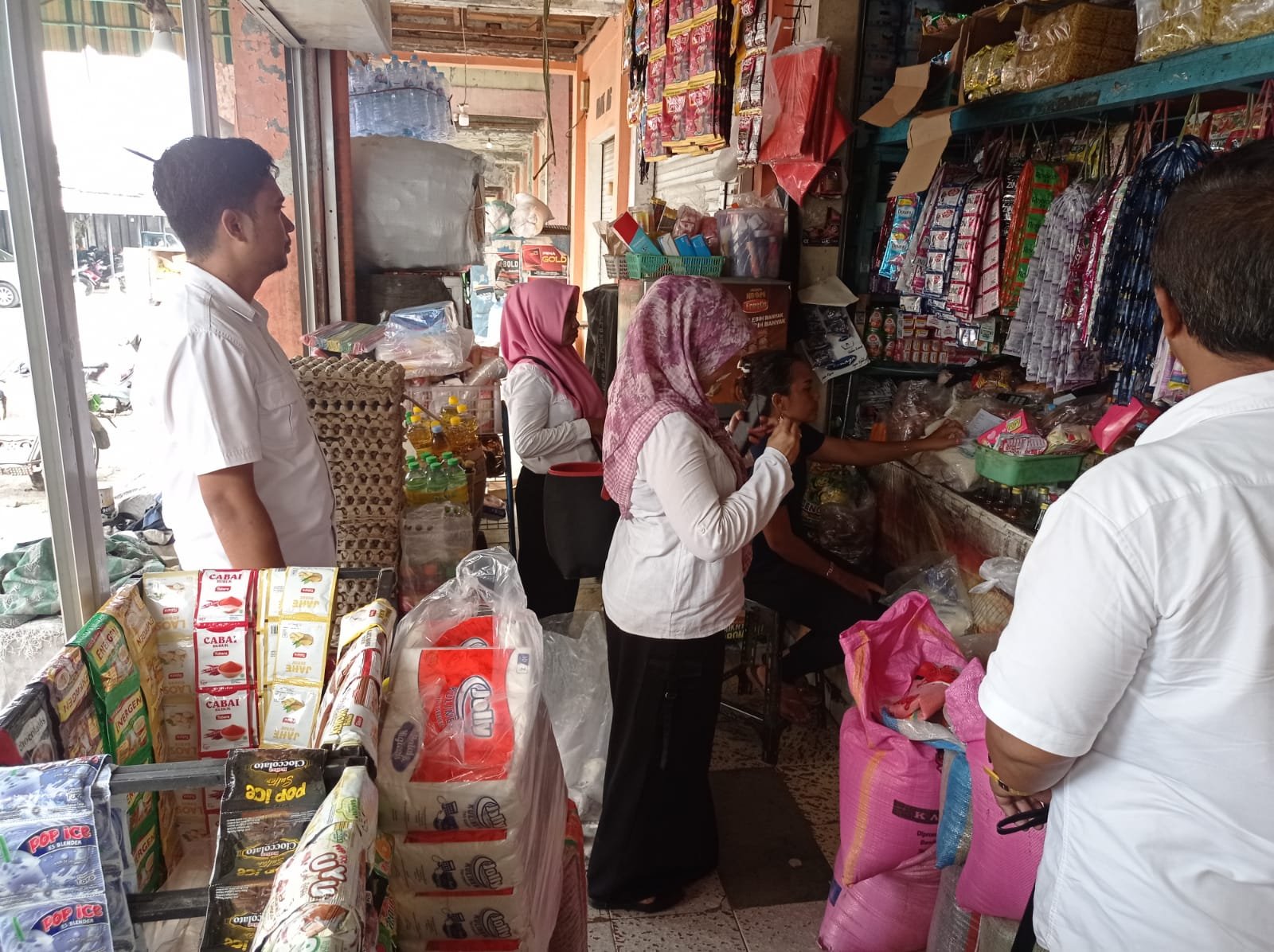 Polres Bangkalan bersama Dinas Perindustrian dan Perdagangan (Disperindag) Kabupaten Bangkalan lakukan inspeksi ke sejumlah pasar untuk mengecek kestabilan harga dan ketersediaan kebutuhan bahan pangan masyarakat.  