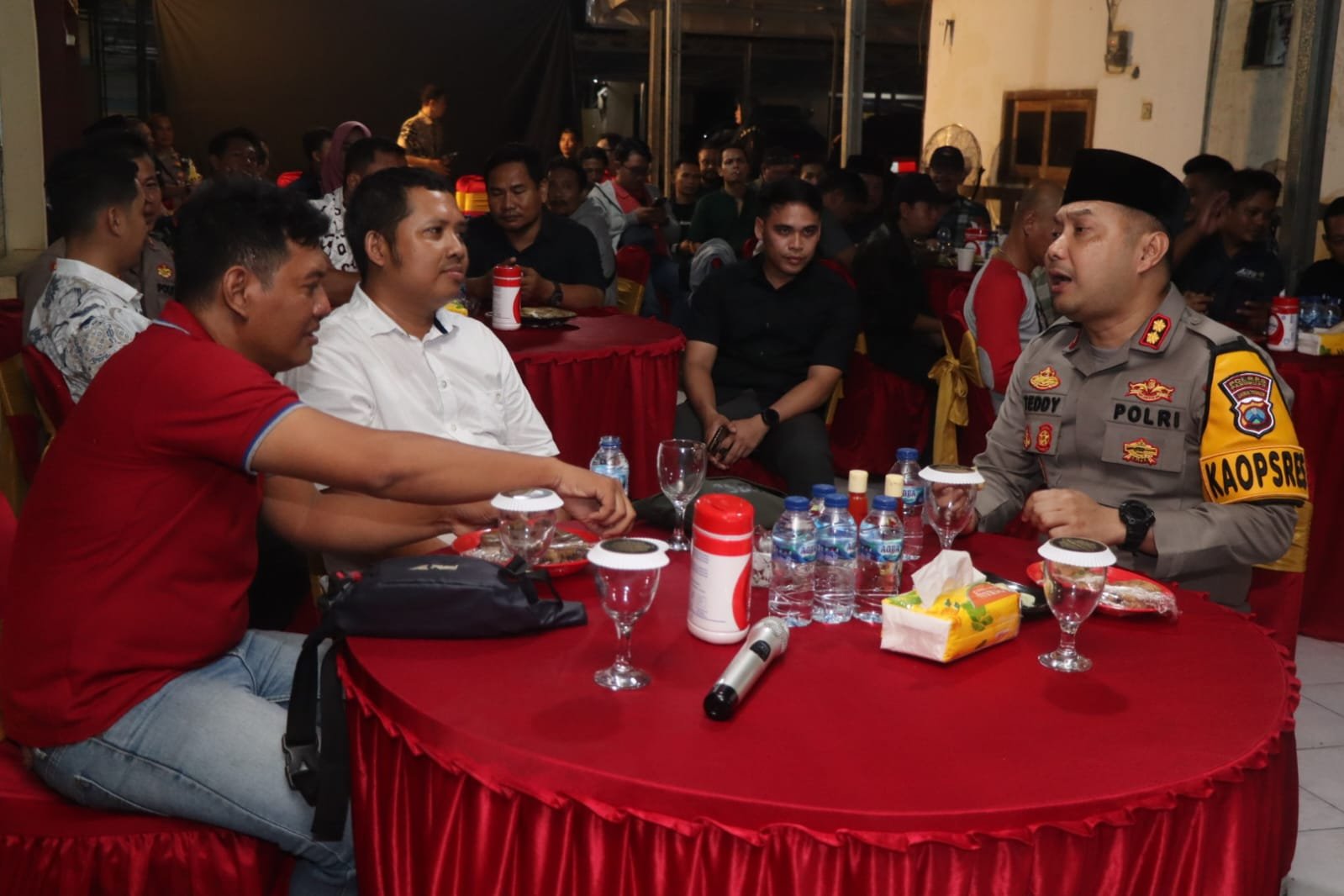 Dalam rangka menciptakan situasi yang kondusif dan memelihara keamanan, ketertiban masyarakat pasca tahap pungut suara dan rekapitulasi hitung suara Pemilu 2024, Polres Pasuruan menggelar kegiatan cangkrukan bersama awak media.