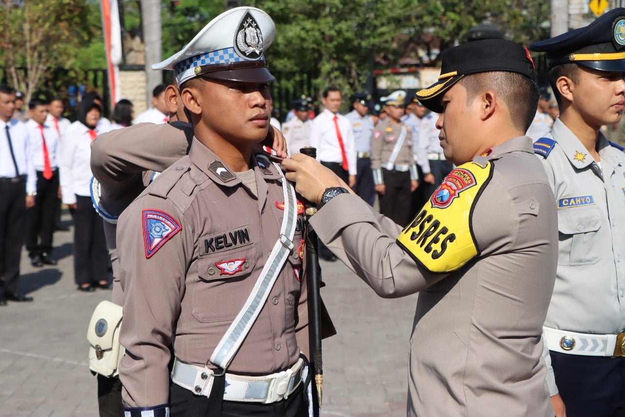 Kapolres AKBP Muhammad, S.H., S.I.K., M.Si., memimpin apel gelar pasukan dalam rangka Operasi Keselamatan Semeru 2024 dan pencanangan aksi keselamatan jalan di lapangan apel Polres Nganjuk, Sabtu (02/03/2024).