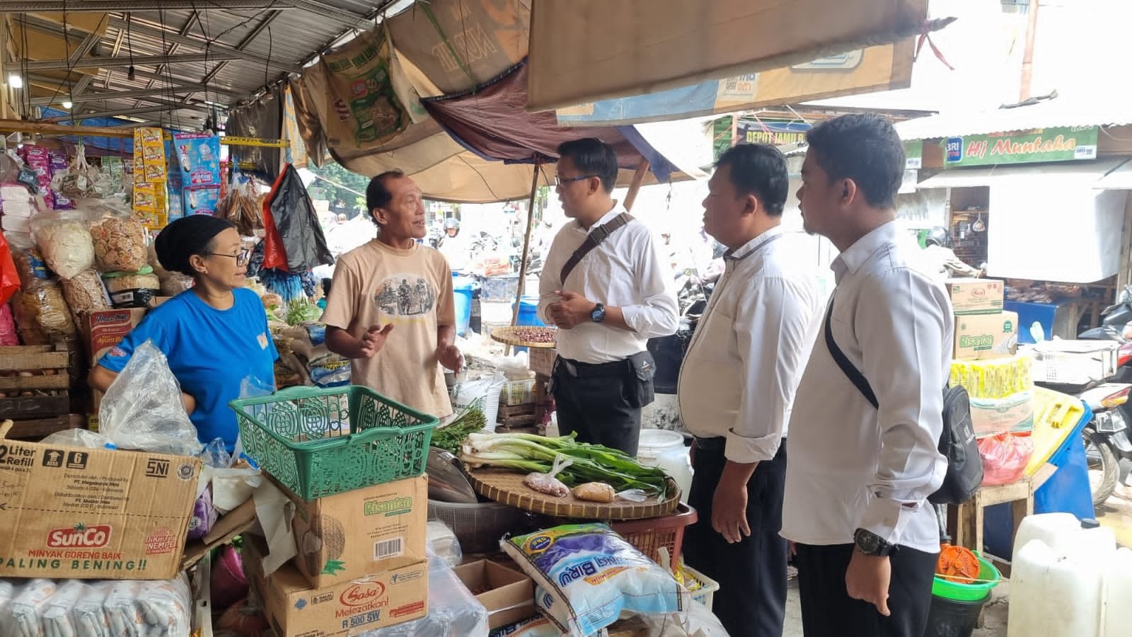 Menaggapi keluhan masyarakat terkait kenaikan harga bahan pokok, utamanya beras jelang bulan ramadhan, Satuan Tugas (Satgas) Pangan Polres Bondowoso rutin turun ke pasar guna memantau langsung harga kebutuhan pokok tersebut.