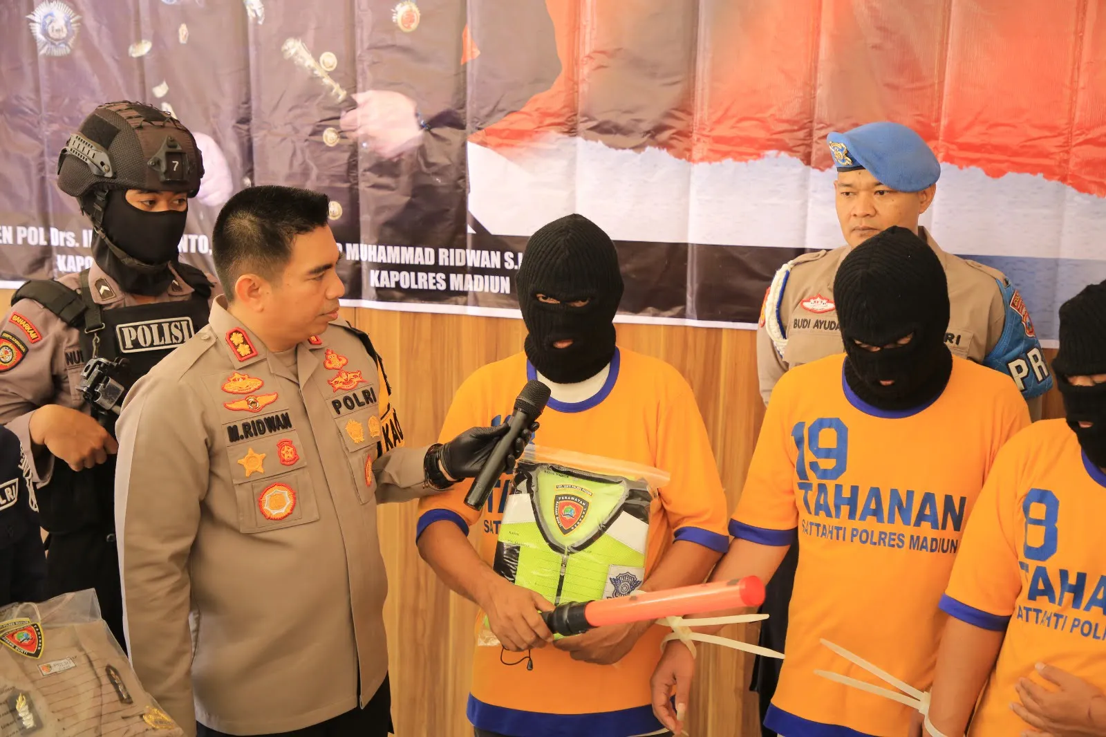 Kasus perampokan truk pengangkut rokok di yang terjadi di wilayah hukum Polres Madiun, berhasil diungkap oleh Satreskrim Polres Madiun Polda Jatim.