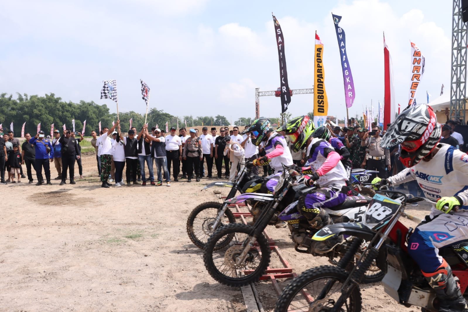 Antusias terlihat saat ribuan masyarakat memadati Sirkuit Motocross Ponorogo, yang terletak di jalan Niken Gandini Kecamatan Babadan, untuk menyaksikan Grasstrack dan Motocross Kapolres Cup tahun 2024, Minggu (4/3/2024).