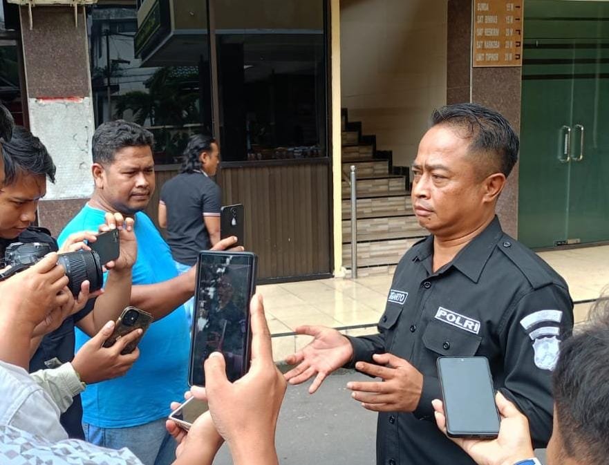 Gerak cepat (gercep) Satreskrim Polres Lumajang berhasil meringkus pelaku pemerasan dan pengancaman terhadap seorang sopir mobil Isuzu di jalan raya Pondokrejo, Desa Kaliboto Kidul, Kecamatan Jatiroto, Kabupaten Lumajang, Rabu (21/2/2024). 