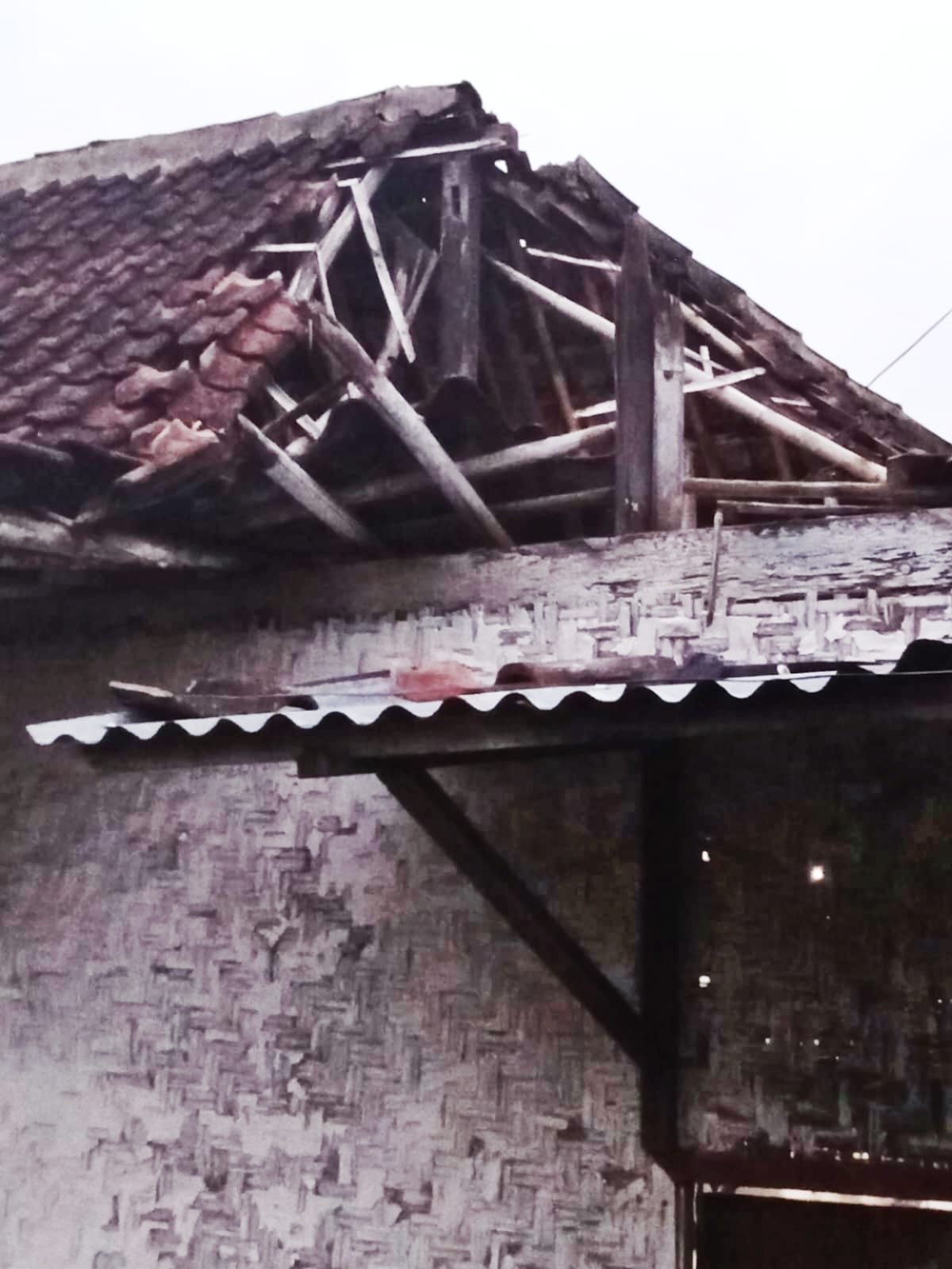 Senin (04/03/2024) || - Ketua Harian LAN Banyuwangi Alif HW gerak cepat merespon aduan warga Dusun Kopen Rt. 006 Rw. 002 Desa Genteng Kulon Kecamatan Genteng Kabupaten Banyuwangi yang bernama Supriyanto. Mengeluhkan lantaran atap rumahnya yang rusak tak kunjung tertangani oleh pemerintah.