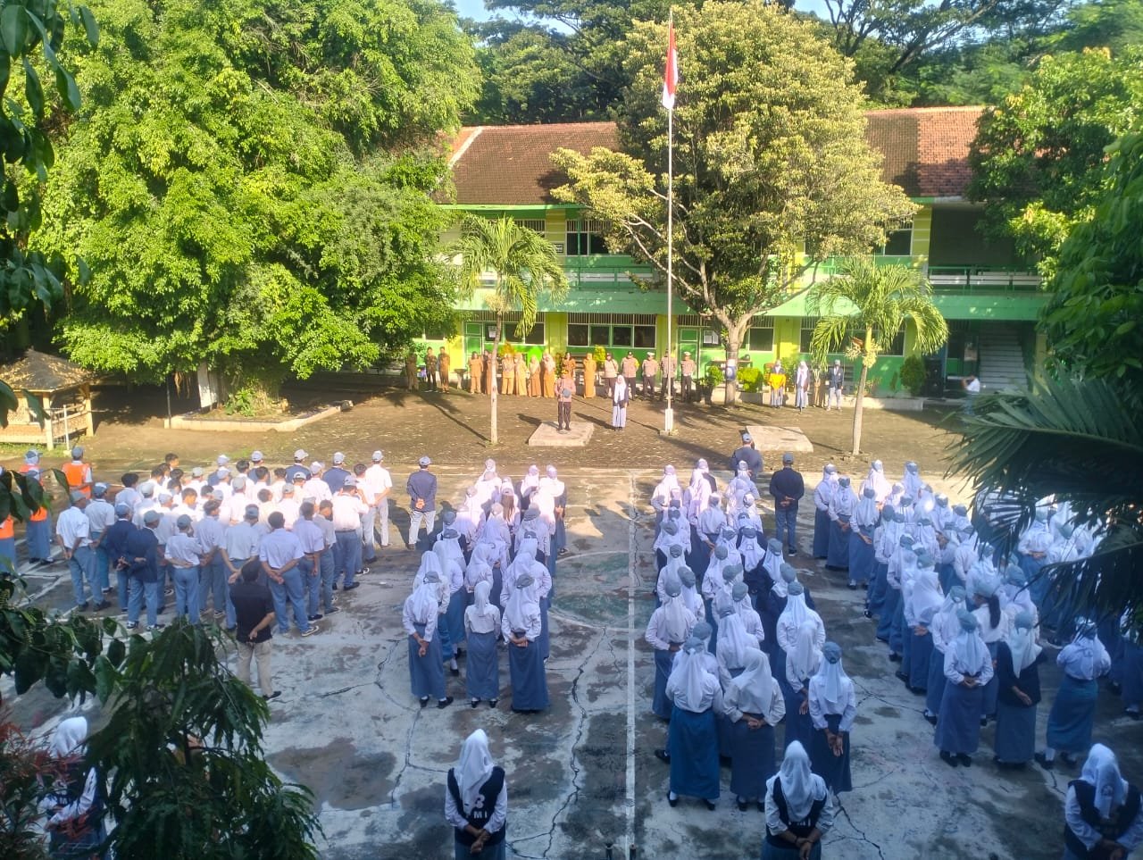 Antisipasi aksi bullying di lingkungan sekolah membuat aparat kepolisian bergerak cepat lakukan sosialisasi dengan blusukan ke sekolah – sekolah.