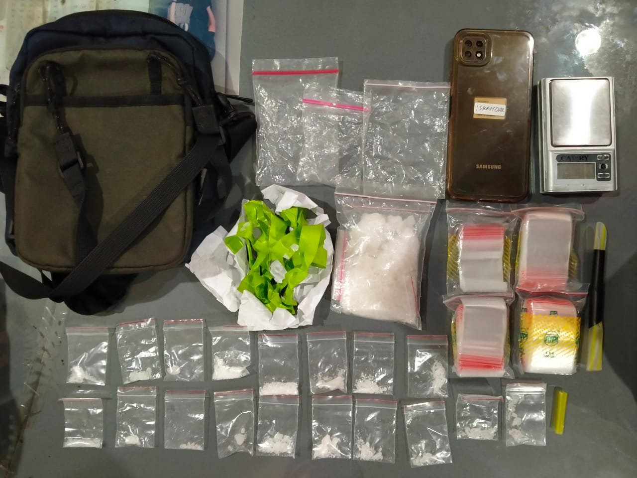 Kasat Narkoba Polrestabes Surabaya, Kompol Suriah Miftah mengungkapkan, pihaknya telah melakukan penangkapan satu tersangka peredaran gelap narkotika jenis sabu, berinisial IZ (34 tahun). 