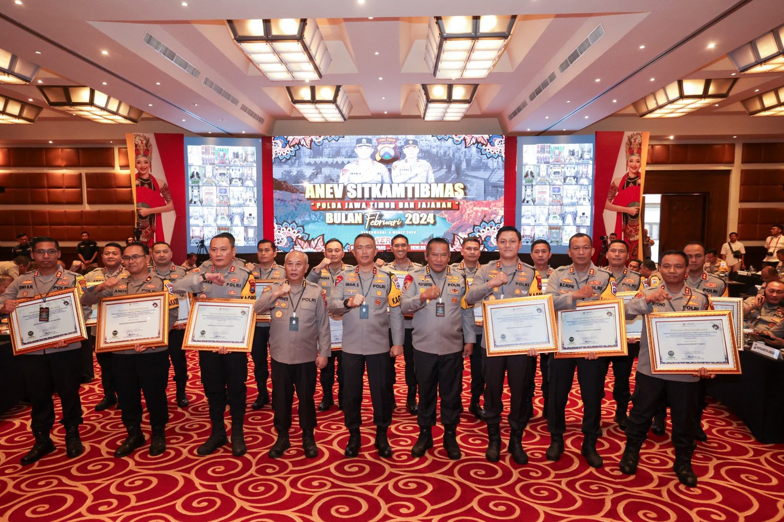 Kapolres Nganjuk AKBP Muhammad S.H.,S.I.K.,M.Si., menerima penganugerahan “Predikat Penilaian Kepatuhan Penyelenggaraan Pelayanan Publik” (Opini Pengawasan Penyelenggaraan Pelayanan Publik) tahun 2023 oleh Ombudsman RI, Senin (04/03/2024). 