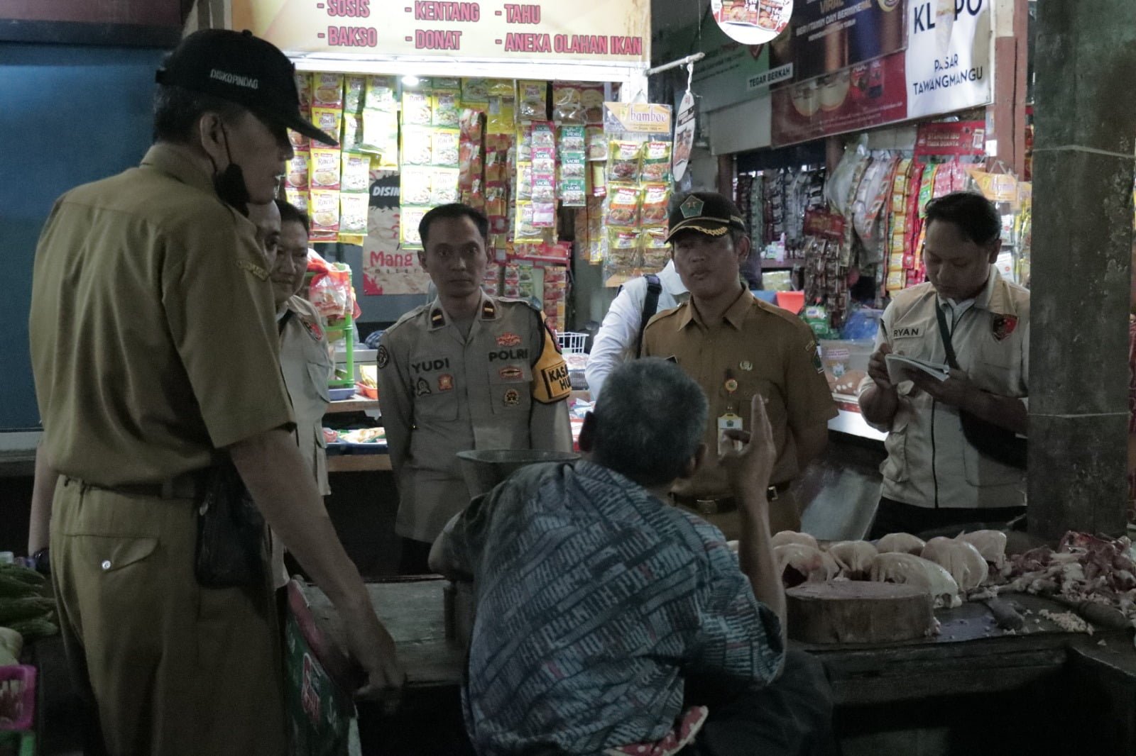 Harga beras premium di Kota Malang mulai menunjukkan penurunan setelah sempat mengalami kenaikan signifikan sejak awal tahun 2024. 