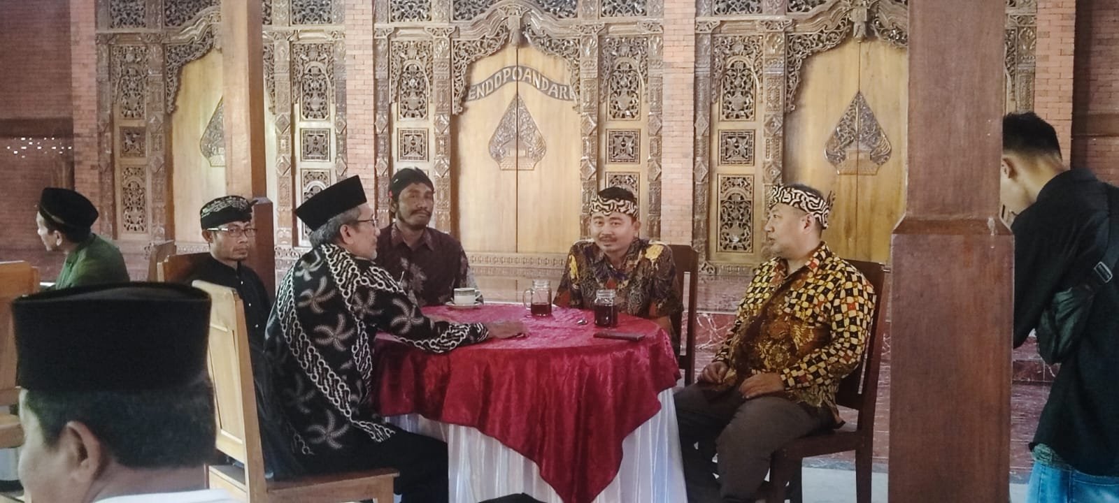 Sejumlah Tokoh Agama,Tokoh masyarakat dan Pengurus Forum Kerukunan Umat Beragama (FKUB) Kabupaten Nganjuk secara bersama-sama mendeklarasikan menolak Hak angket yang digaungkan beberapa parpol peserta Pemilu 2024, Selasa (05/03/2024).