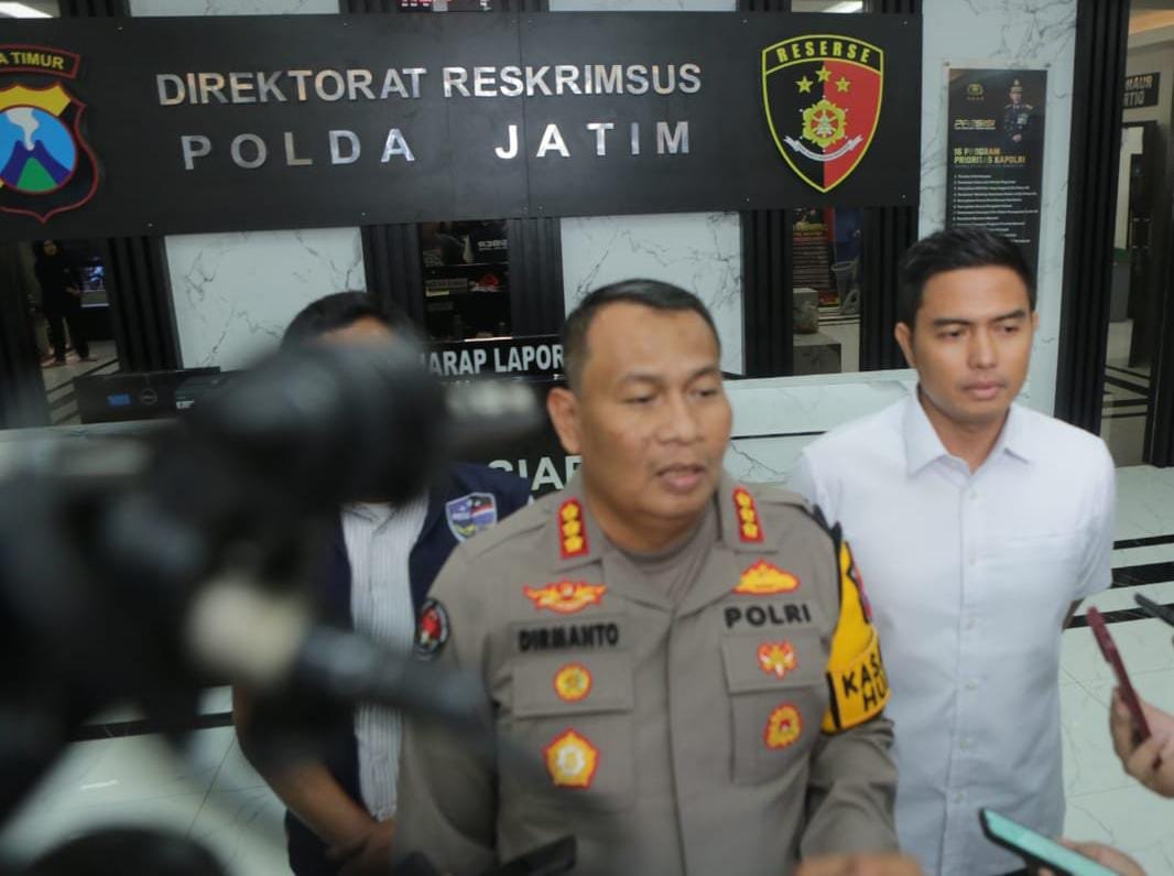 Subdit V Direktorat Reserse Kriminal Khusus (Ditreskrimsus) Polda Jawa Timur, kembali menetapkan dua orang tersangka kasus 'konten tukar pasangan' yang viral di media sosial.