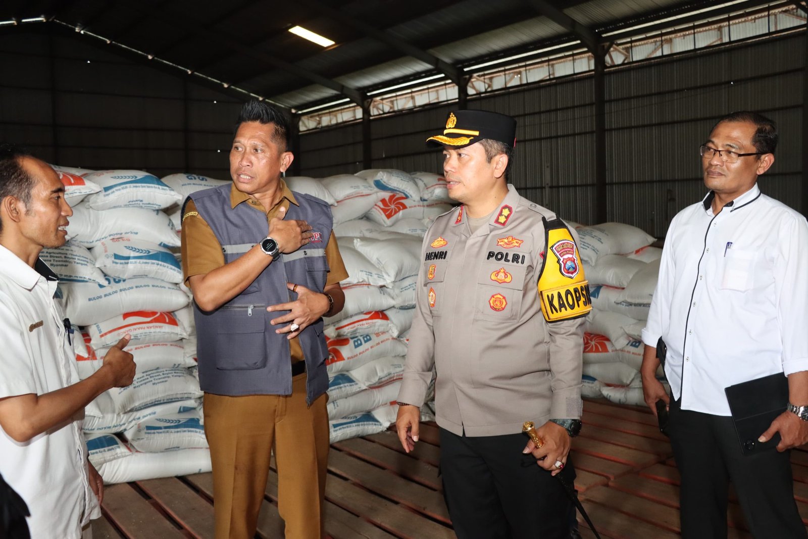 Jelang bulan suci ramadhan tahun 2024, yang tinggal menghitung hari, Kapolres Sumenep AKBP Henri Noveri Santoso, S.H., S.I.K., M.M cek persediaan beras di Gudang Bulog Kabupaten Sumenep, Madura Jawa Timur, Selasa (5/3/2024)