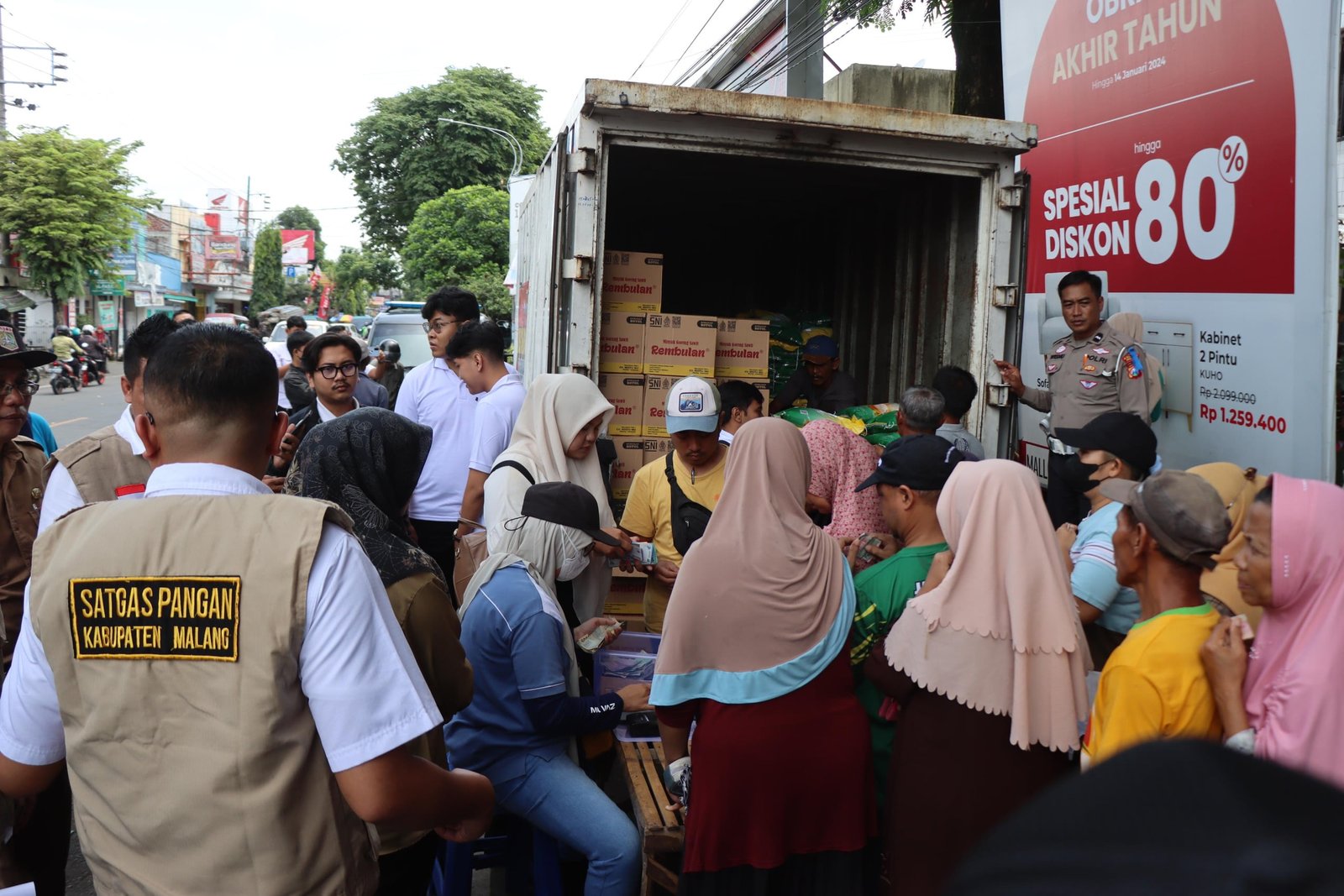 Dalam rangka mengantisipasi potensi kenaikan harga bahan pokok menjelang bulan suci Ramadan 2024, Satuan Tugas (Satgas) Pangan Polres Malang bekerja sama dengan Dinas Perindustrian dan Perdagangan Kabupaten Malang menggelar pemantauan harga bahan pokok dan operasi pasar murah.