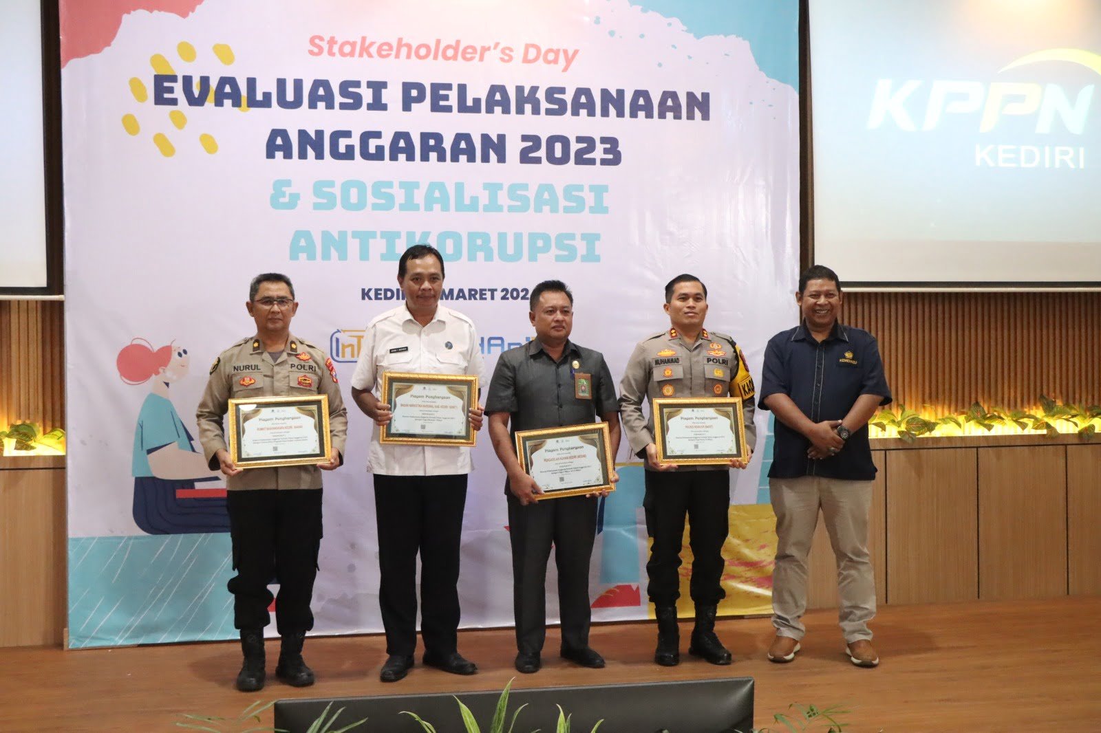 Kapolres Nganjuk AKBP Muhammad, S.H., S.I.K., M.Si., menerima Piagam Penghargaan dari Kepala Kantor Pelayanan Perbendaharaan Negara (KPPN) Kediri, pemberian piagam penghargaan dilaksanakan bersamaan dengan kegiatan Evaluasi pelaksanaan anggaran Tahun 2023 dan sosialisasi anti korupsi. Rabu(06/03/2024). 