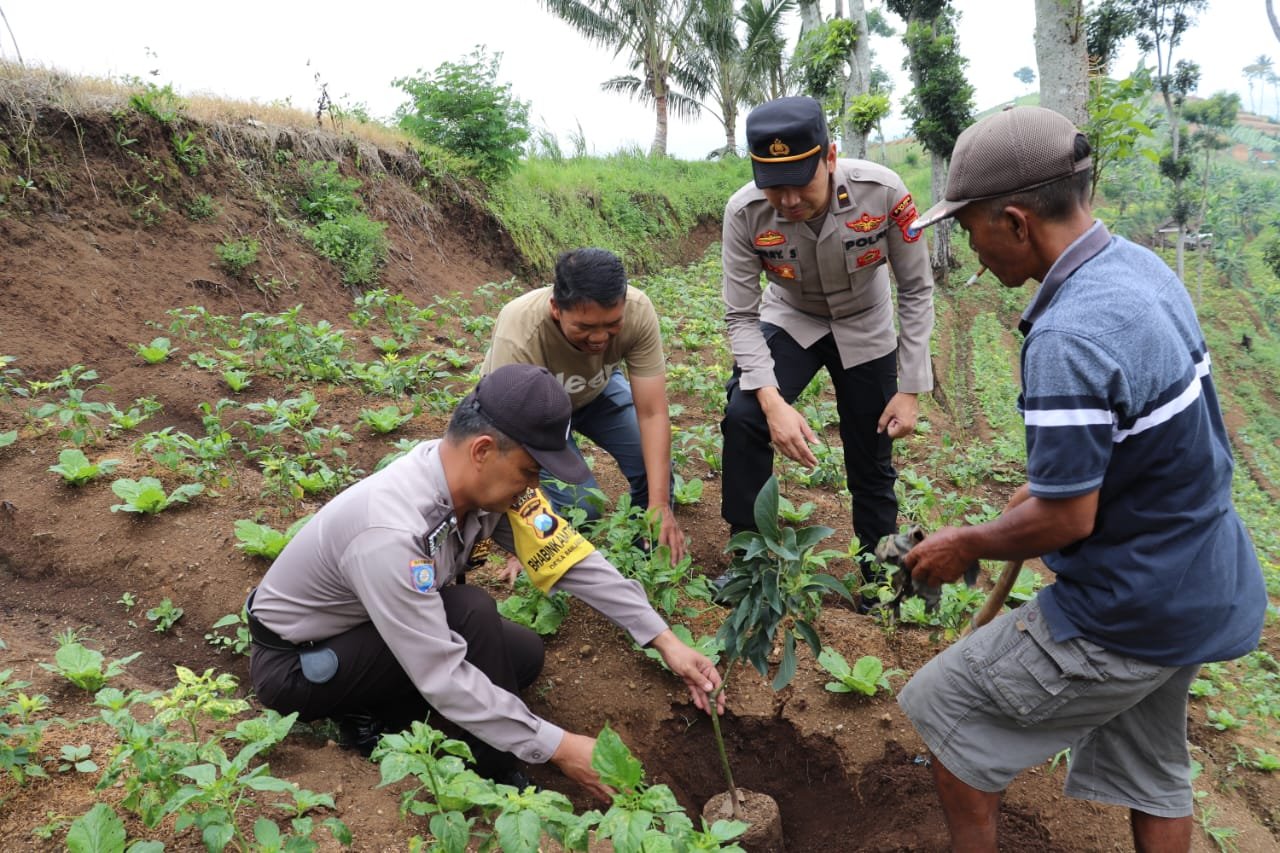 Ketua KTH Desa Banjarejo Kecamatan Ngantang Kabupaten Malang, Kiswanadi menyampaikan apresiasi dan terimakasih atas program Kampung Tangguh Lereng Gunung Kawi (KTLGK) yang telah berlangsung kurang lebih 3 Bulan atas inisiasi Polres Batu Polda Jatim.