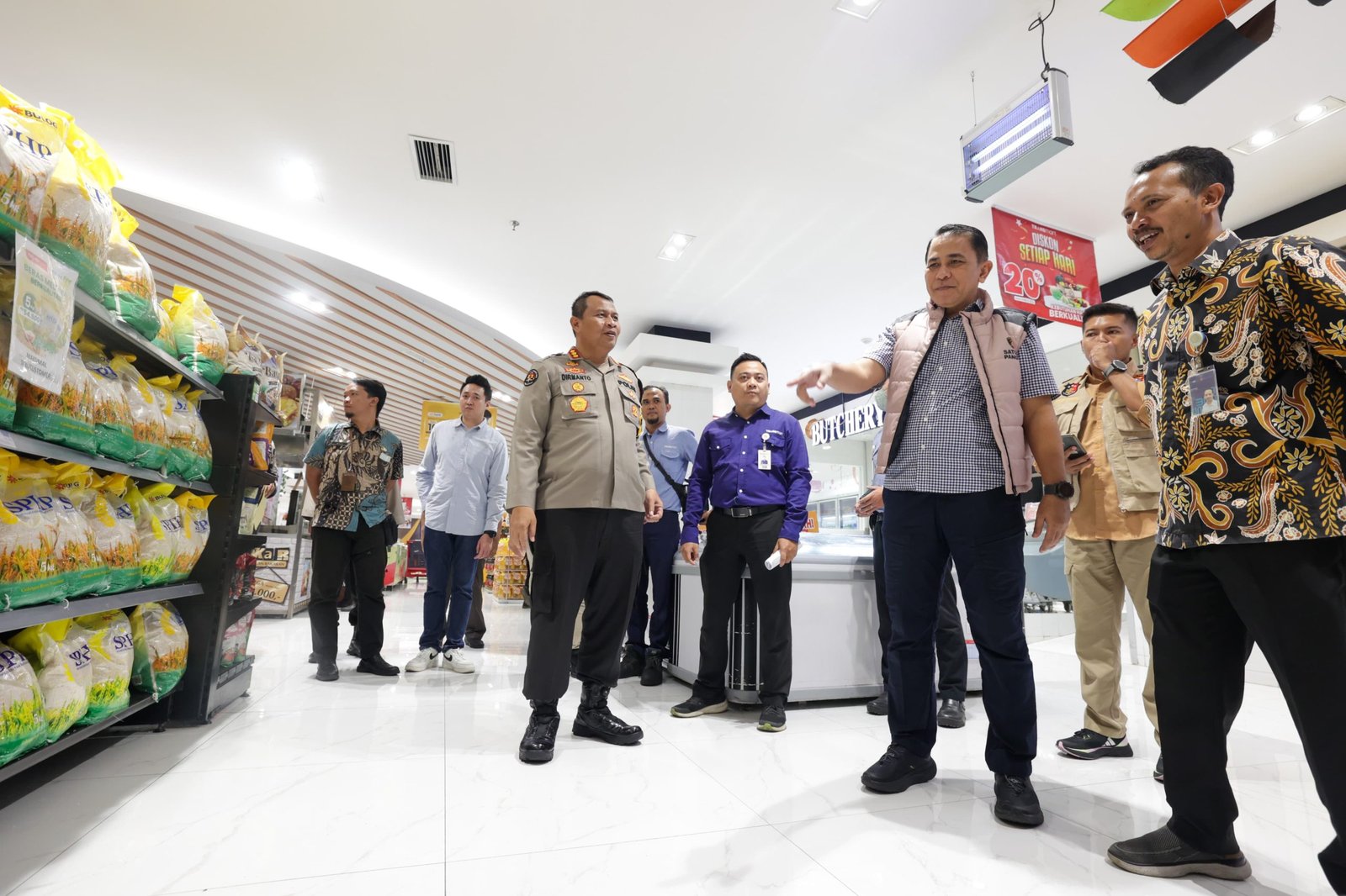 Direktur Reserse Kriminal Khusus (Dirreskrimsus) Polda Jatim Kombes Pol Lutfie Sulistiawan, bersama Tim Satgas Pangan Daerah, akan terus melakukan pengawasan dilapangan, dalam mengantisipasi kenaikan harga kebutuhan Bahan Pokok Penting (Bapokting), dalam rangka menghadapi Idul Fitri 1445 H. 