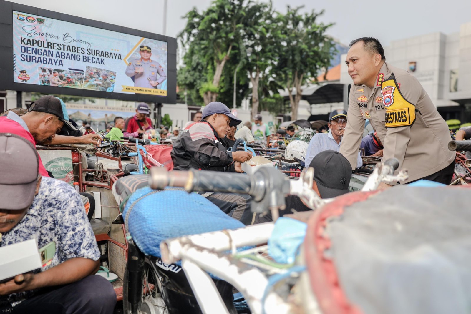 Polrestabes Surabaya kembali melaksanakan kegiatan sarapan bareng dengan abang becak di lapangan A Mako Polrestabes Surabaya. Kamis (7/3/24)