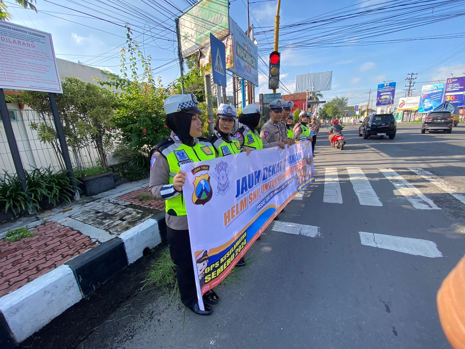 Satlantas Polres Tulungagung, Polda Jatim melaksanakan sosialisasi Operasi Keselamatan Semeru 2024 kepada Masyarakat.