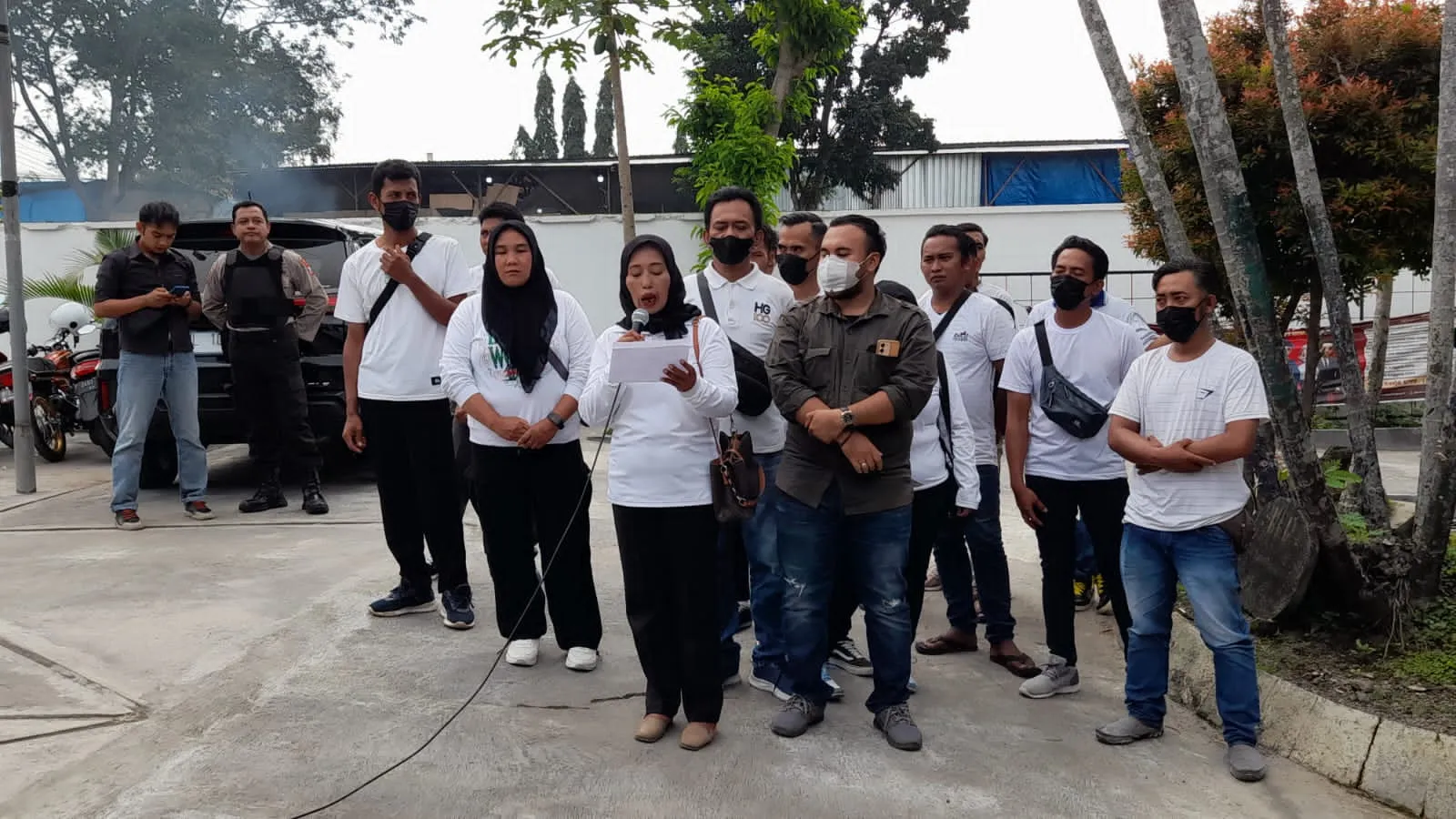 Jumat pagi (08/03/2024) puluhan massa datangi kantor Komisi Pemilu Umum Kabupaten Bondowoso. Kedatangan massa yang tergabung dalam Aliansi Masyarakat Cinta Damai ini mendapat pengawalan dari aparat Kepolisian Polres Bondowoso.