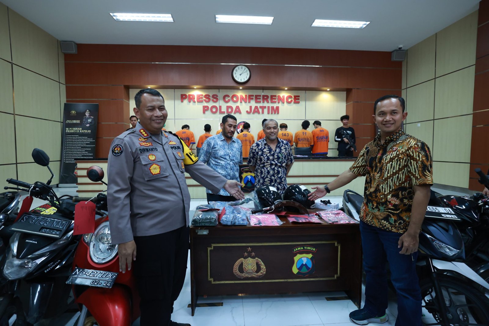 Subdit III Jatanras Direktorat Reserse Kriminal Umum (Ditreskrimum) Polda Jatim, meringkus 9 (sembilan) tersangka komplotan pelaku Curat, Curas dan Curanmor di wilayah Jawa Timur.