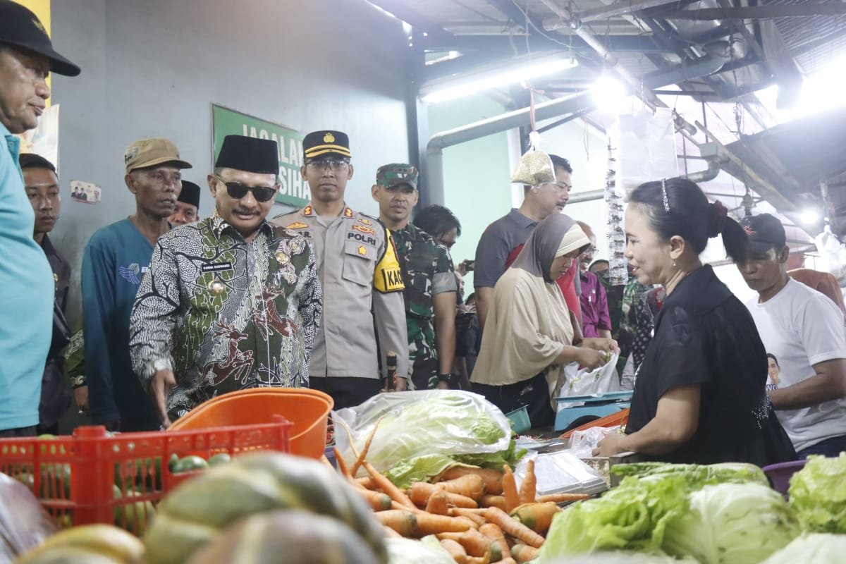 Forkopimda Situbondo melakukan inspeksi mendadak (Sidak) di Pasar Tradisional Panji dan Ardirejo, Kecamatan Panji Kabupaten Situbondo, Jumat (8/3/2024).